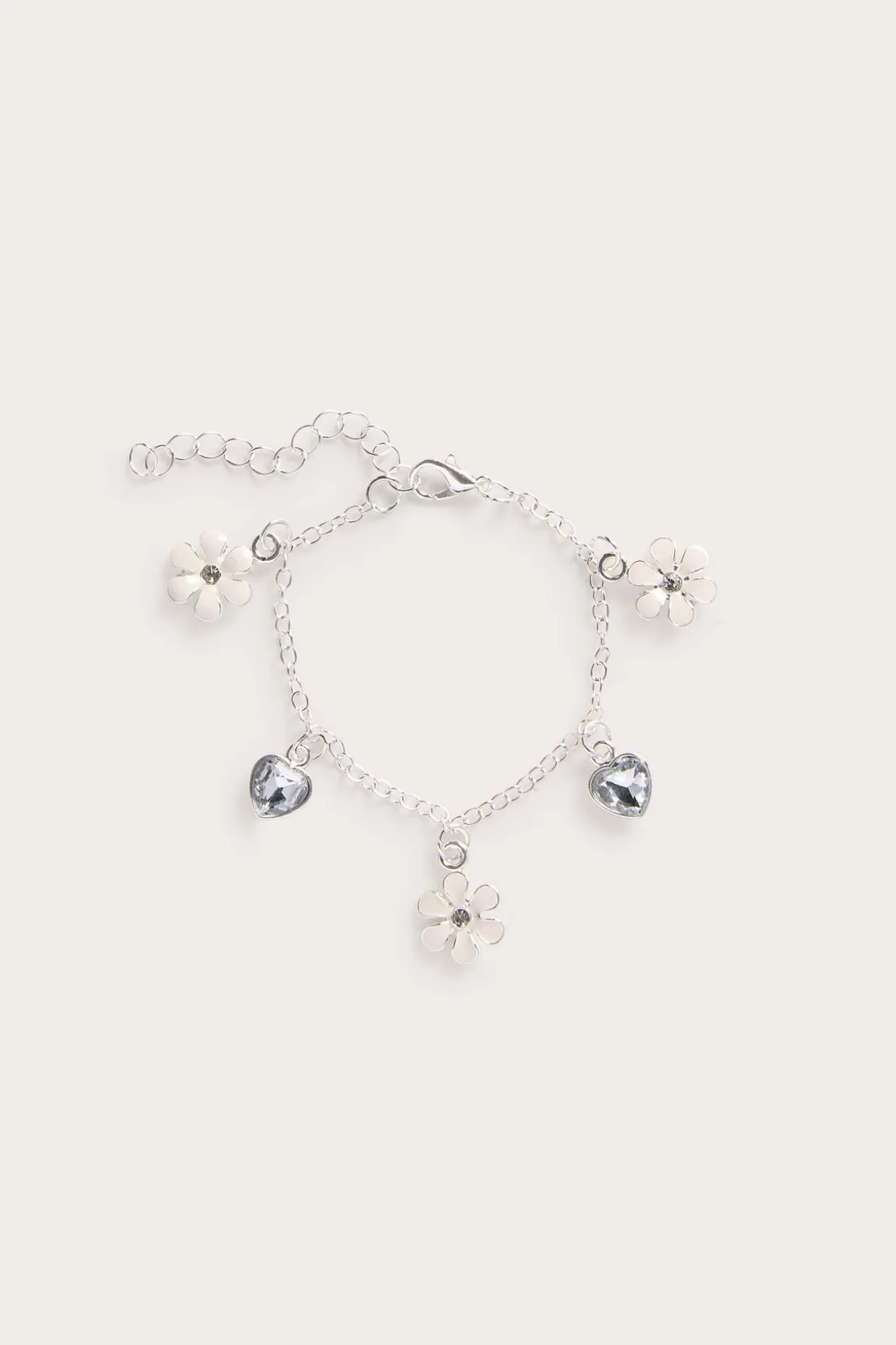 Armband med berlocker