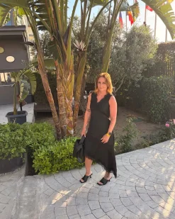 Asymmetriskt satinlinne med spets