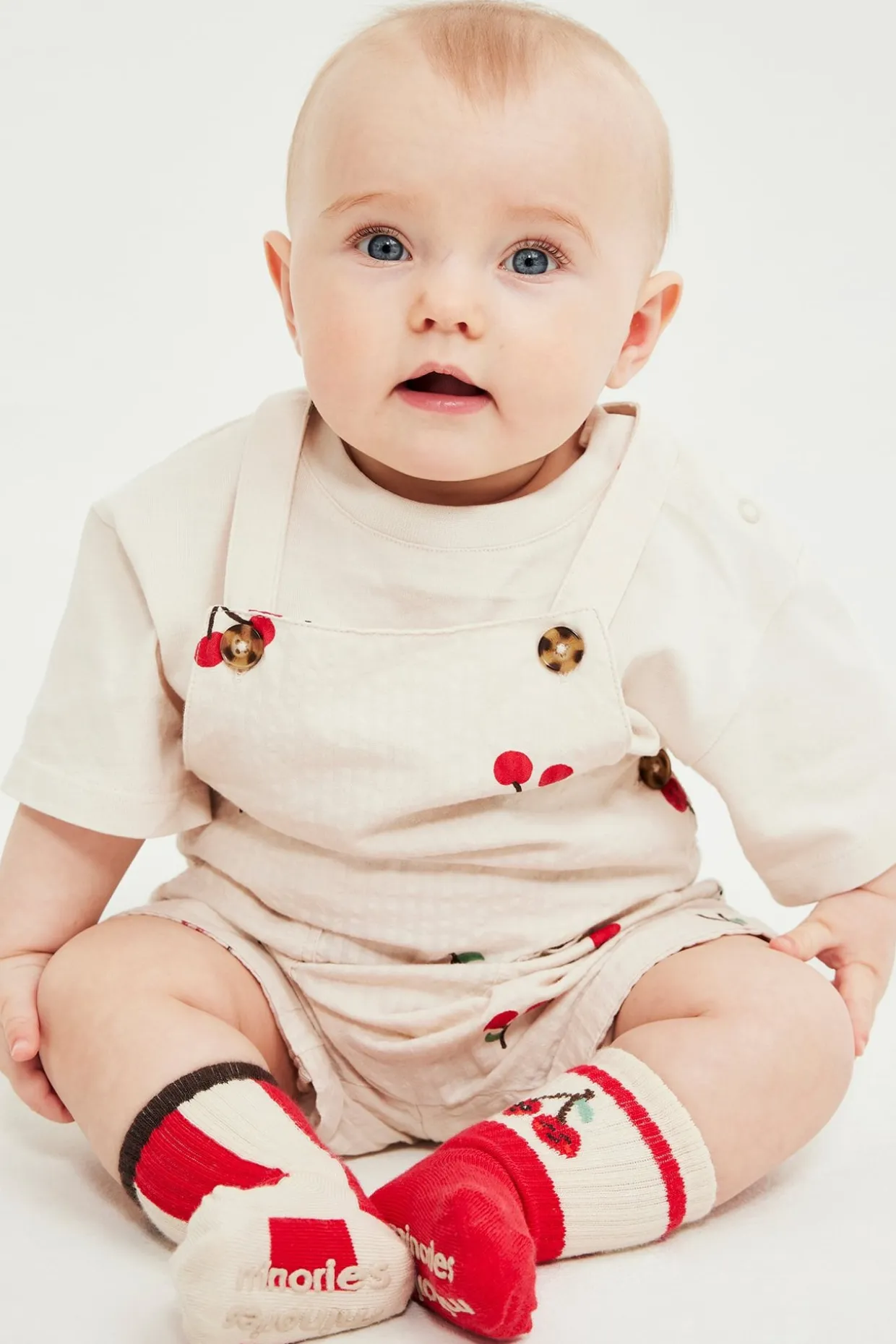Babyset med mönster av körsbär