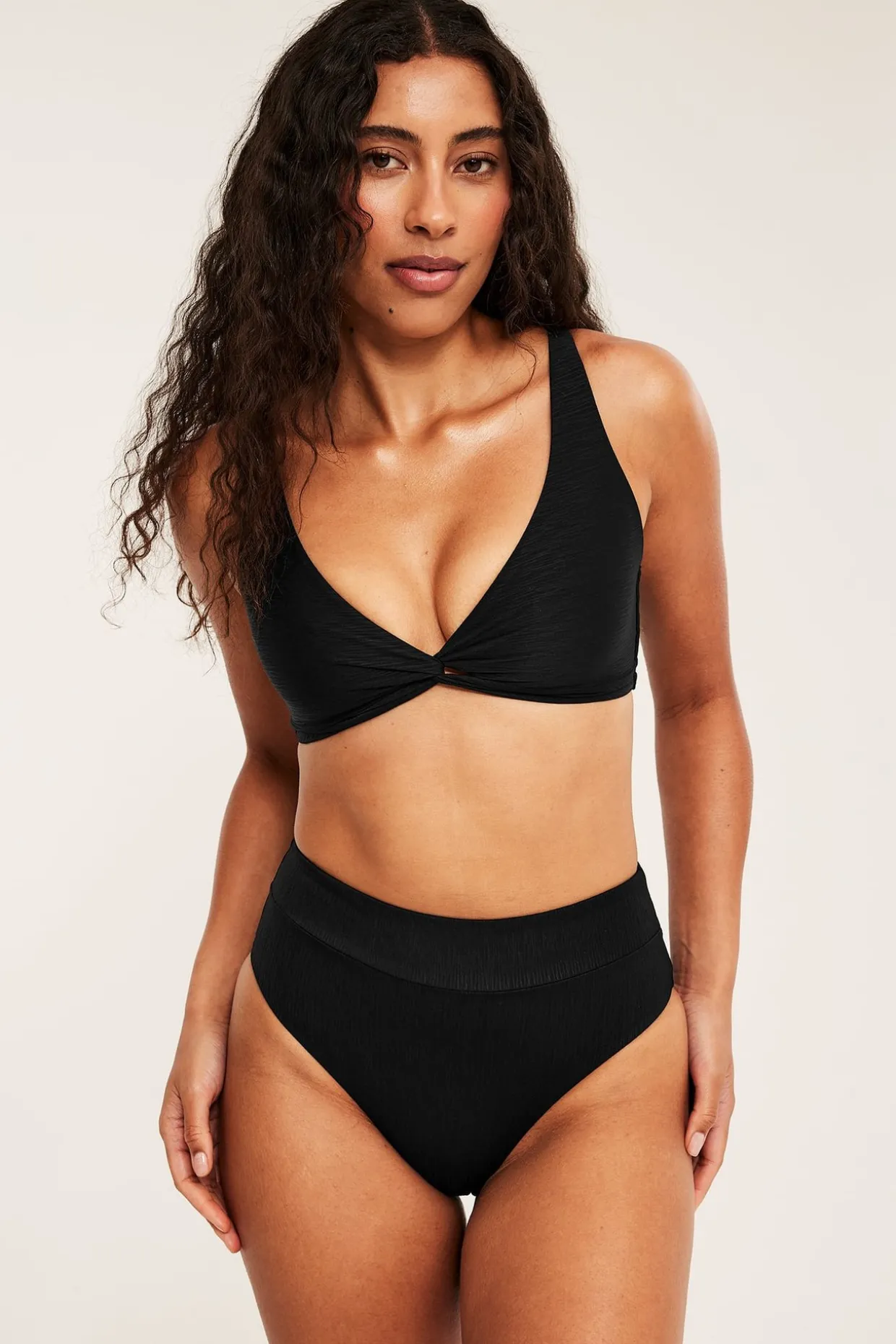 Bikinitopp med vriden detalj