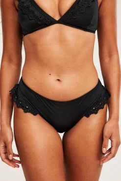 Bikinitrosa brazilian med broderie anglaise