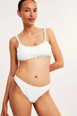 Bikinitrosa med volang