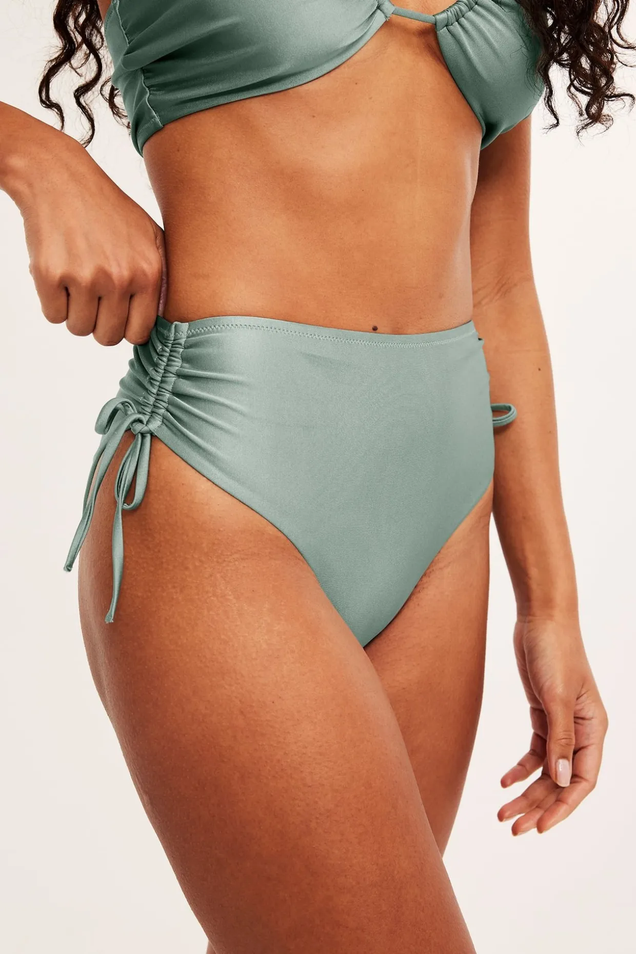 Bikinitrosor med knytdetalj