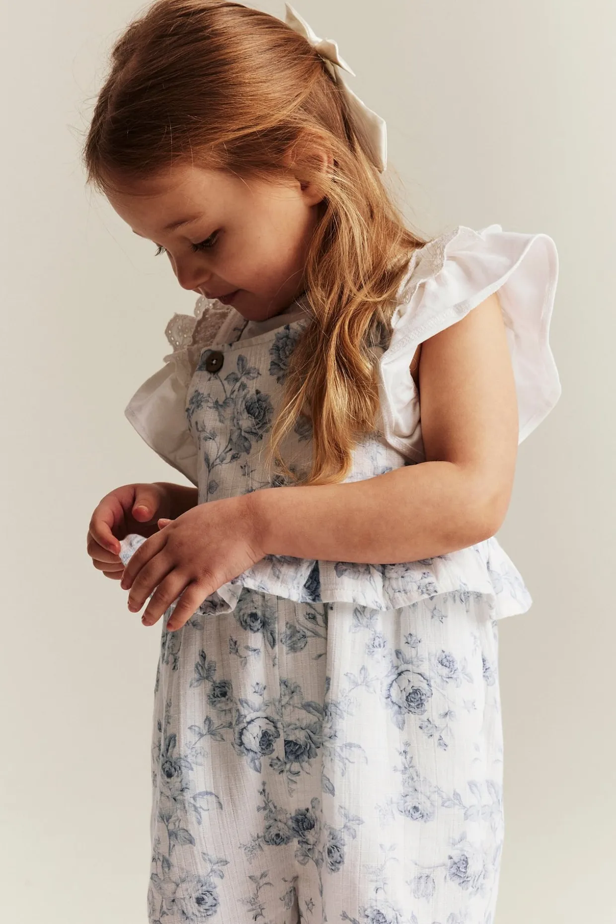Blommig jumpsuit med volang