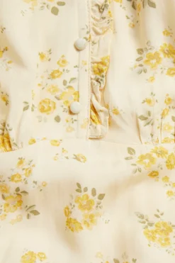 Blommig klänning med volangdetaljer