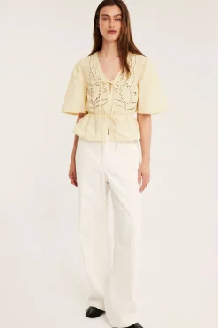 Blus i bomullspoplin med broderi och knytband