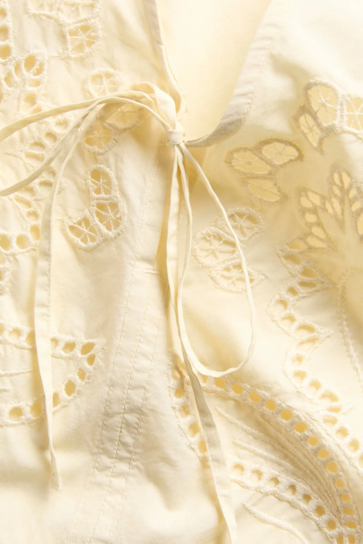 Blus i bomullspoplin med broderi och knytband