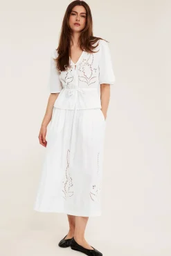Blus i bomullspoplin med broderi och knytband