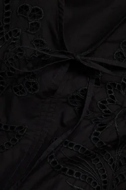 Blus i bomullspoplin med broderi och knytband