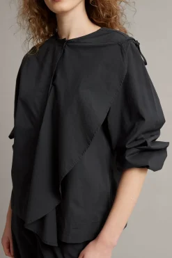 Blus med avtagbar volang