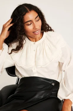 Blus med broderad cape