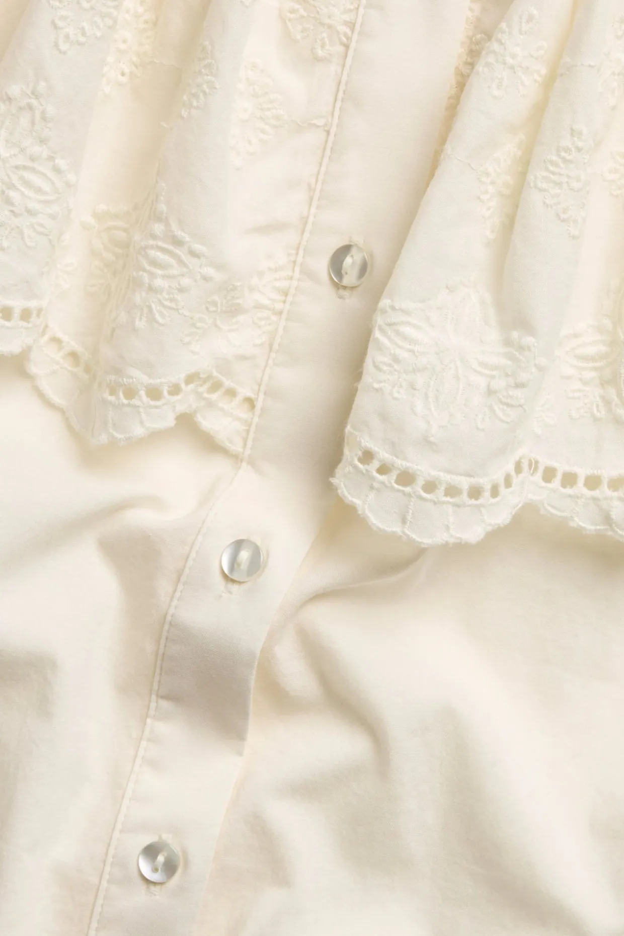 Blus med broderad cape