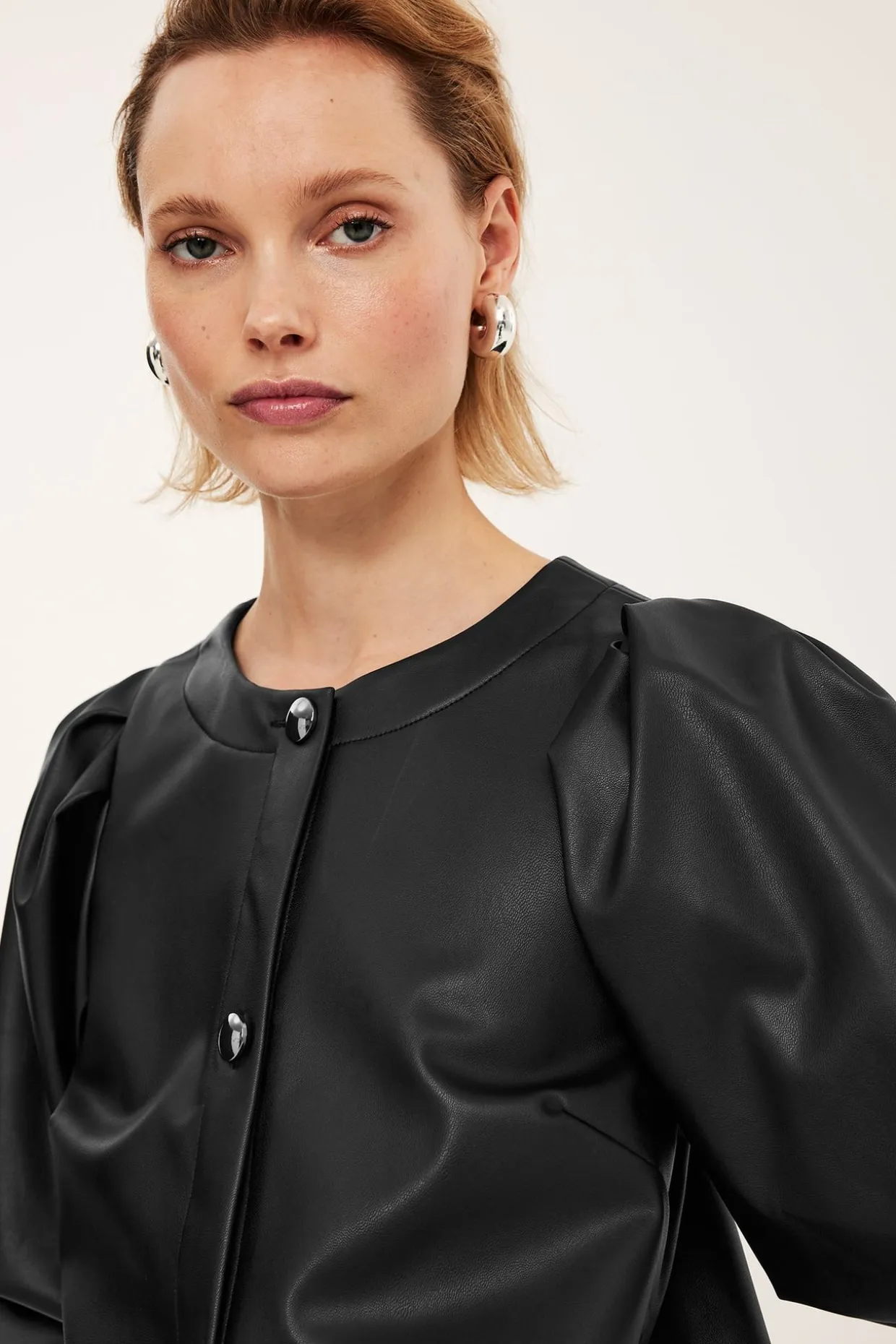 Blus med puffärmar