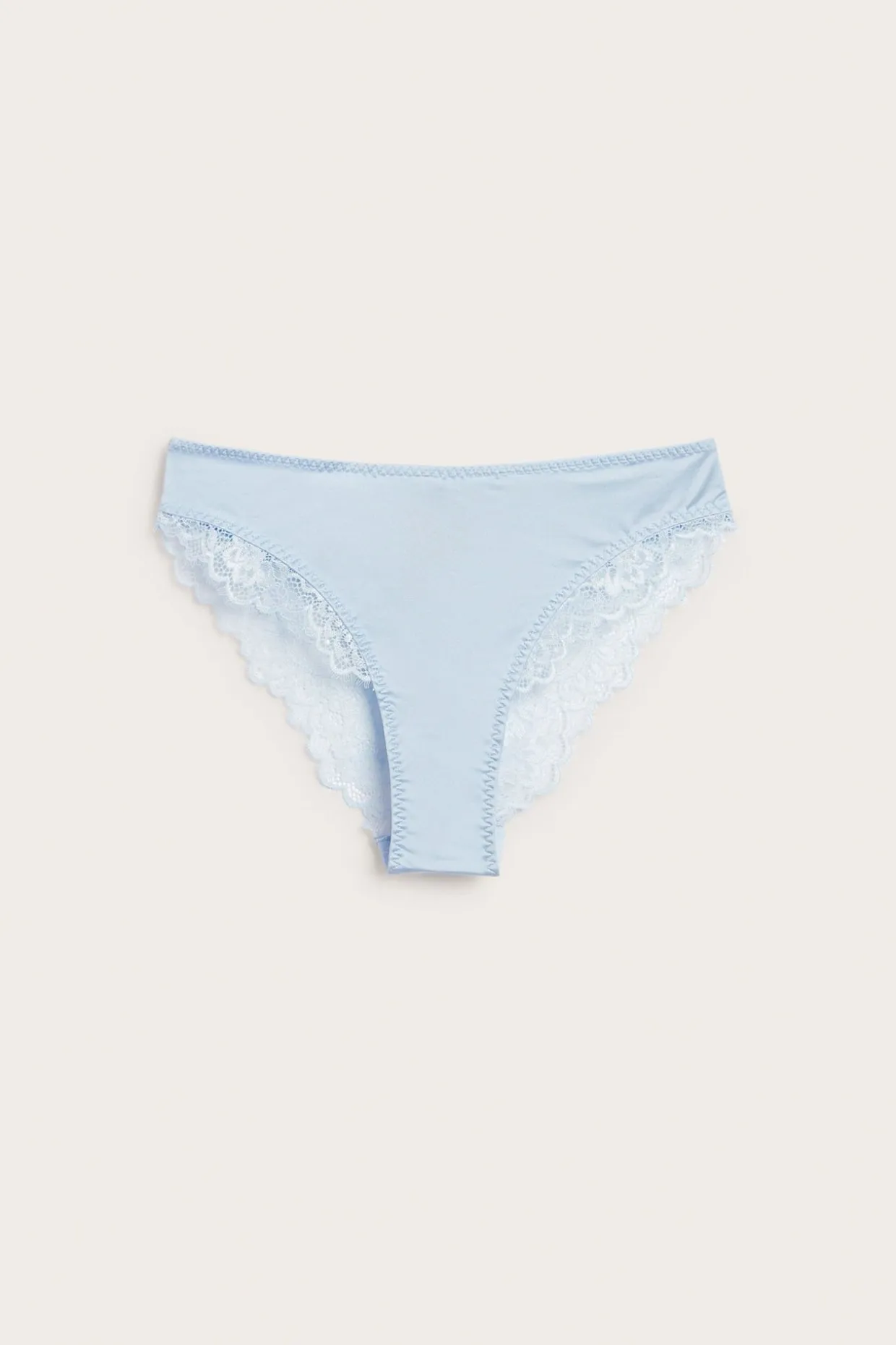 Briefs med spetsdetaljer