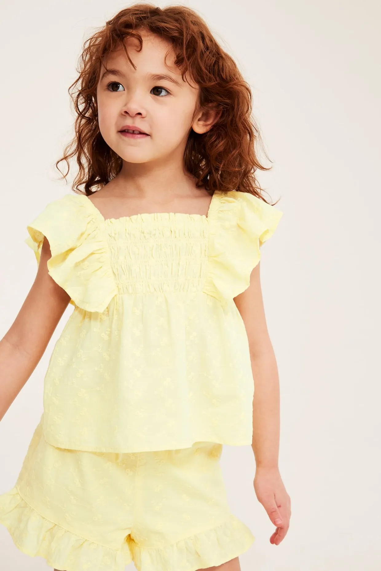 Broderade shorts med volang