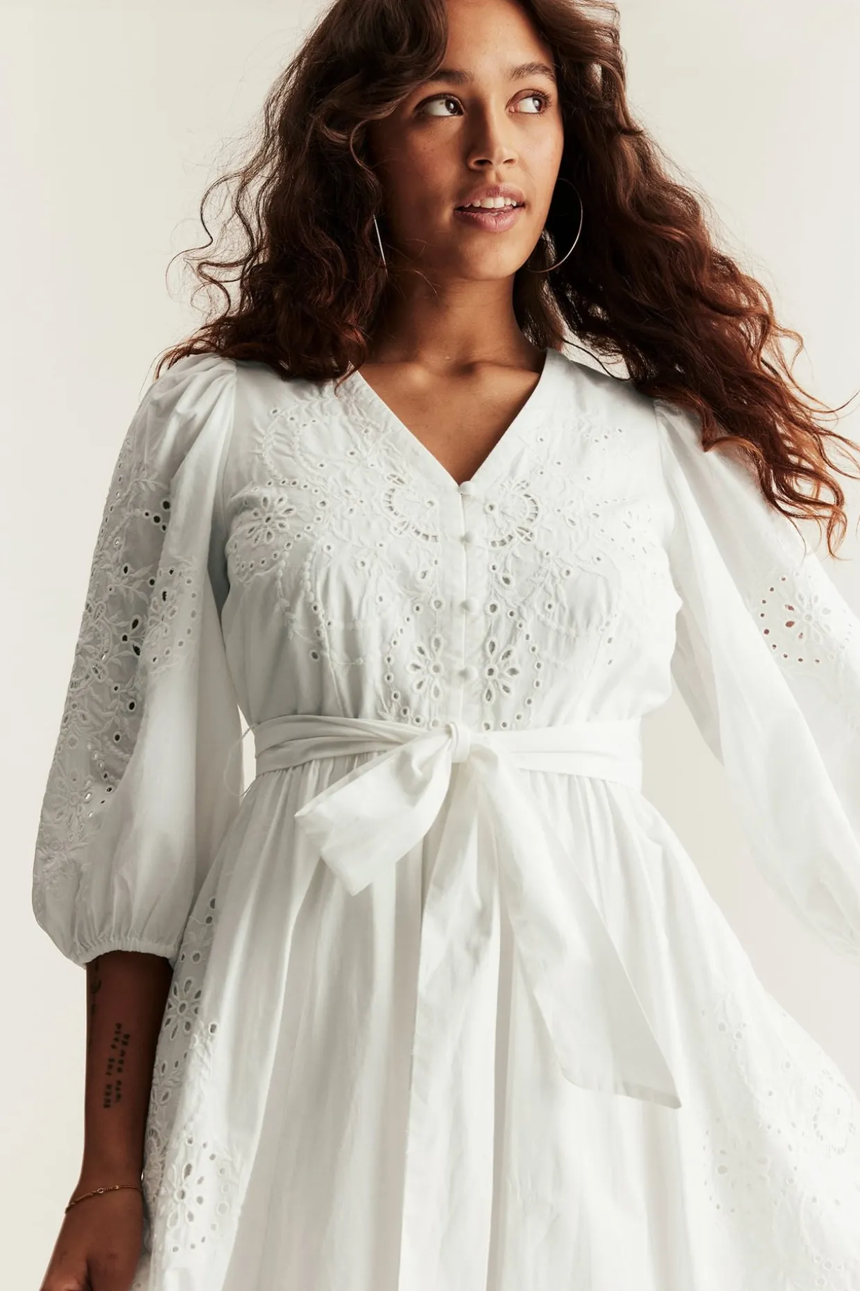 Broderad klänning Newbie Woman