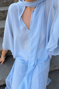 Chiffongblus med cape‑silhuett