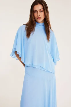 Chiffongblus med cape‑silhuett