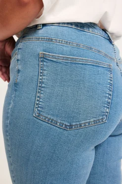 Embracing jeans high waist