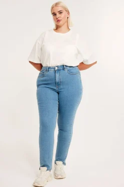 Embracing jeans high waist