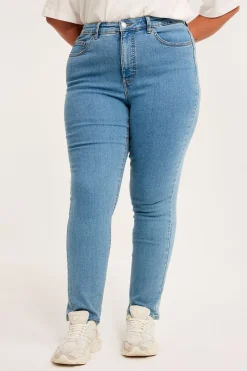 Embracing jeans high waist