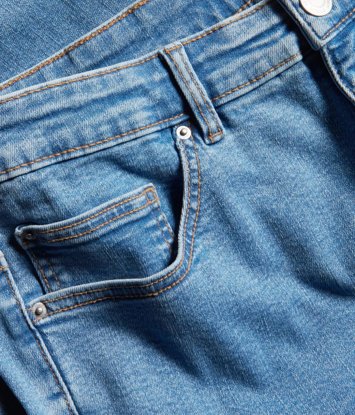Embracing jeans high waist