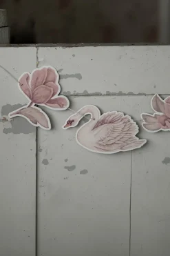 Girlang svanar och blommor