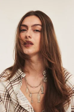 Halsband med marina berlocker