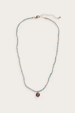 Halsband med pärlor och berlock