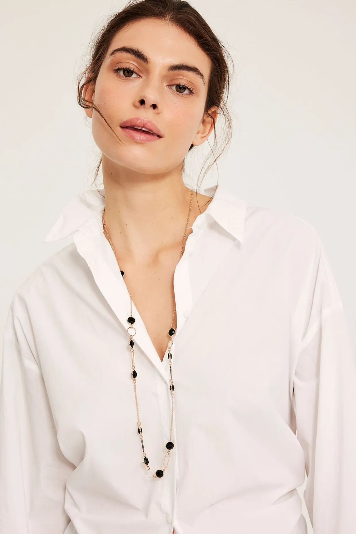 Halsband med svarta glasdetaljer