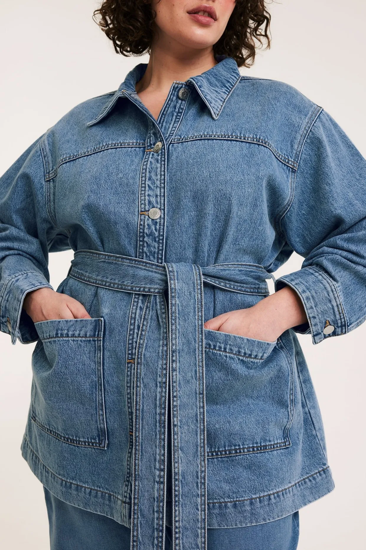 Jeansjacka med bälte