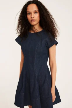 Jeansklänning med utställd kjol