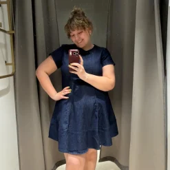 Jeansklänning med utställd kjol
