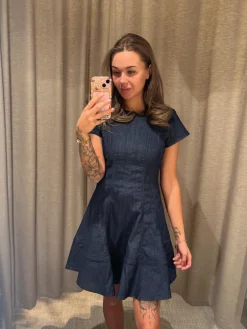 Jeansklänning med utställd kjol