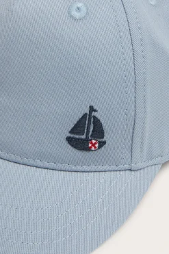 Keps med broderad segelbåt