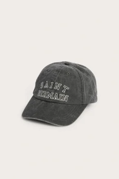 Keps med broderad text