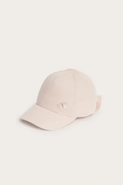 Keps med fjärilsbroderi