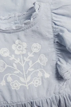 Klänning med blommigt broderi