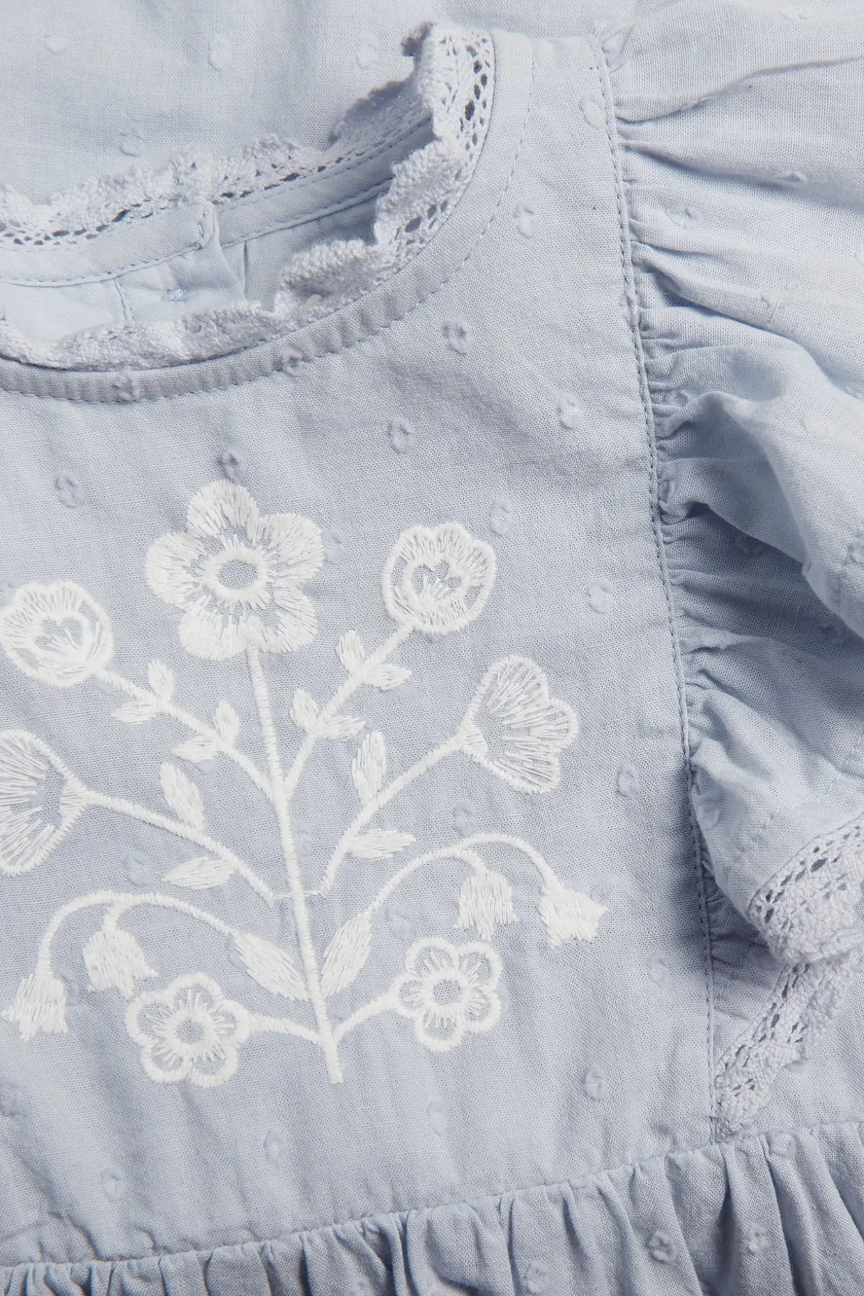 Klänning med blommigt broderi