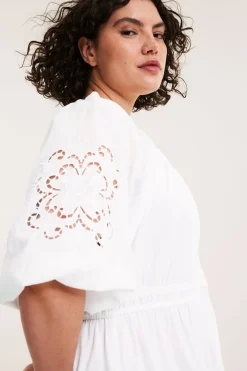 Klänning med broderidetaljer