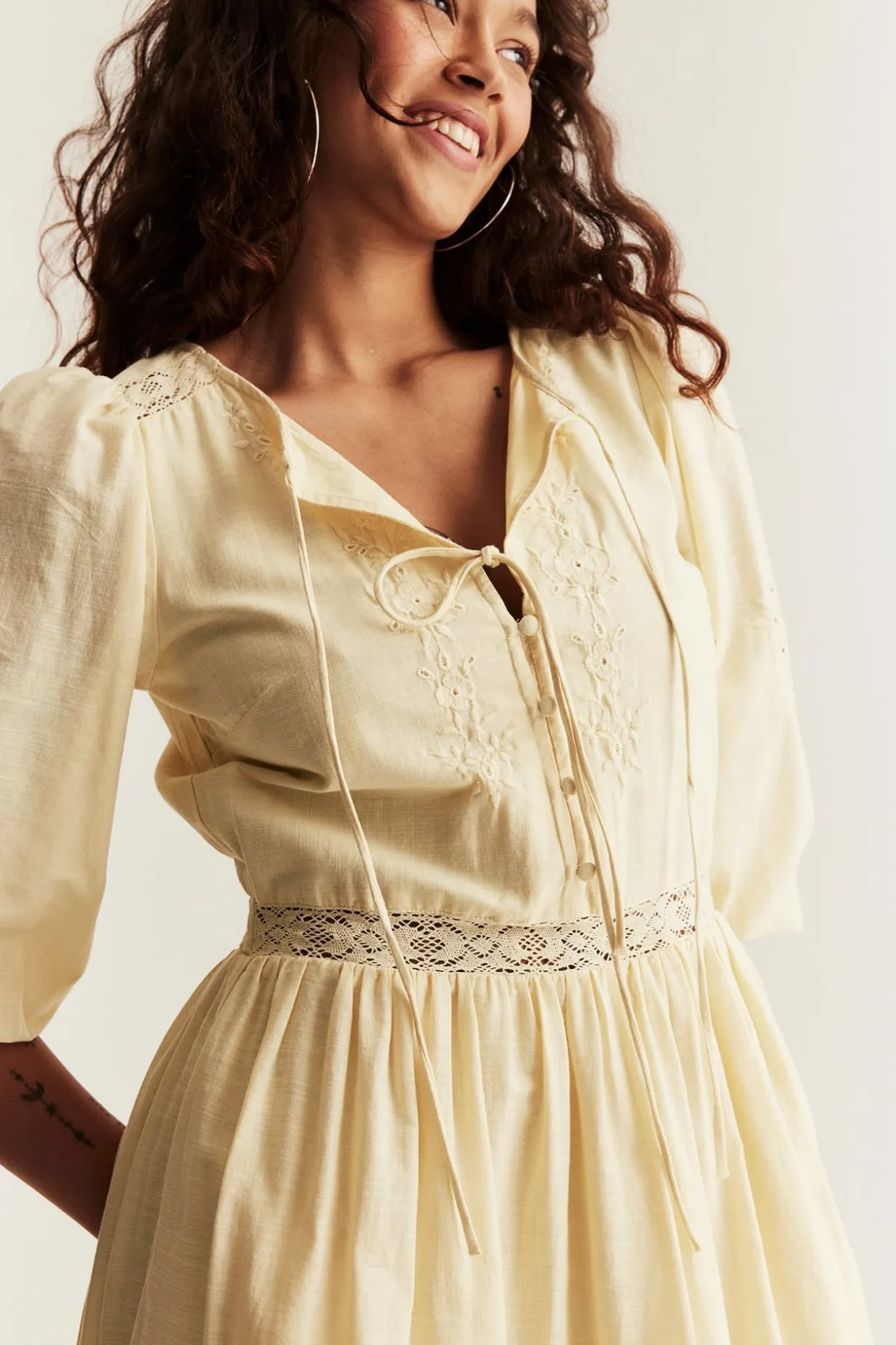 Klänning med broderi Newbie Woman