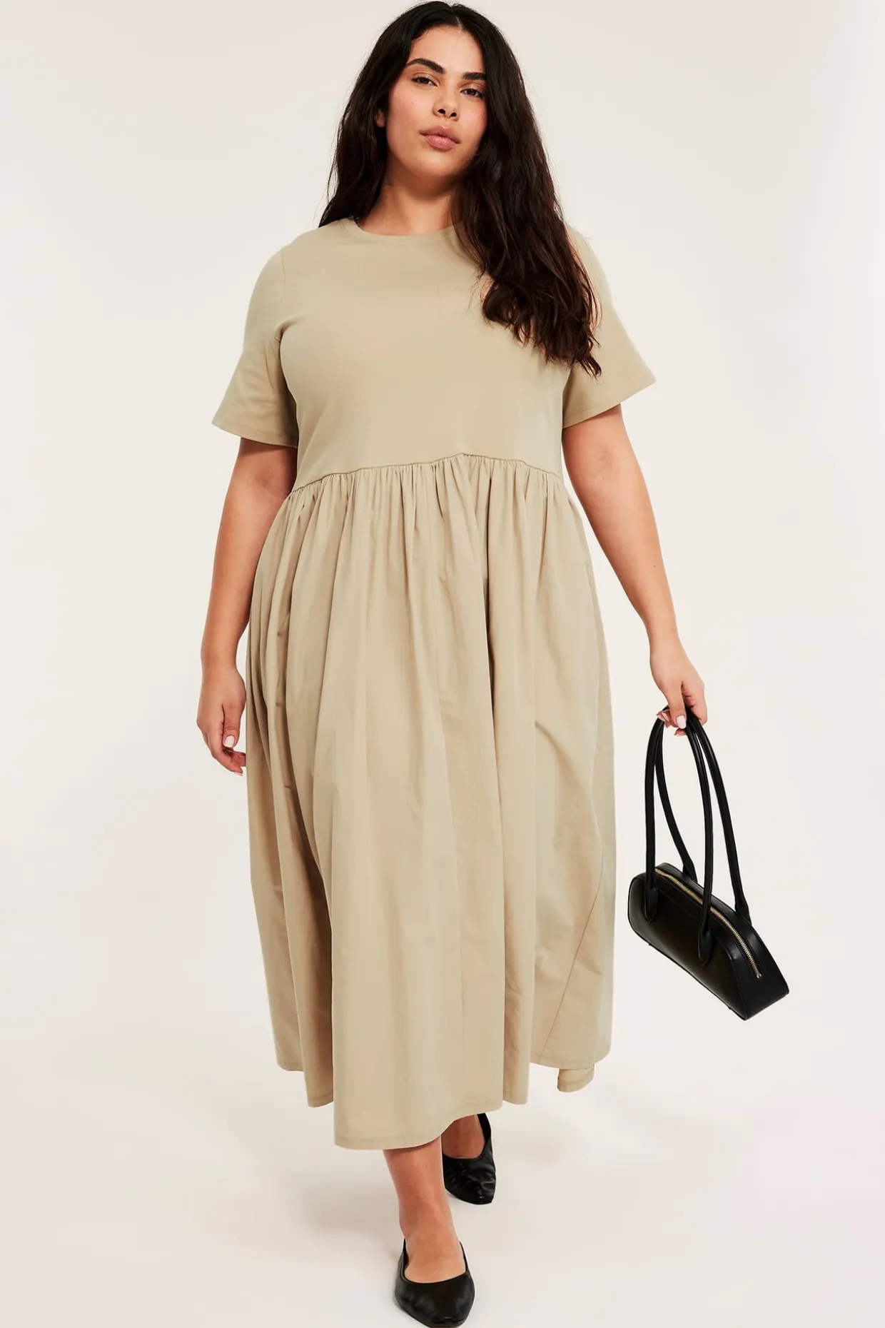 Klänning med utställd kjol