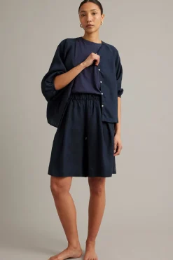Knälånga linneshorts