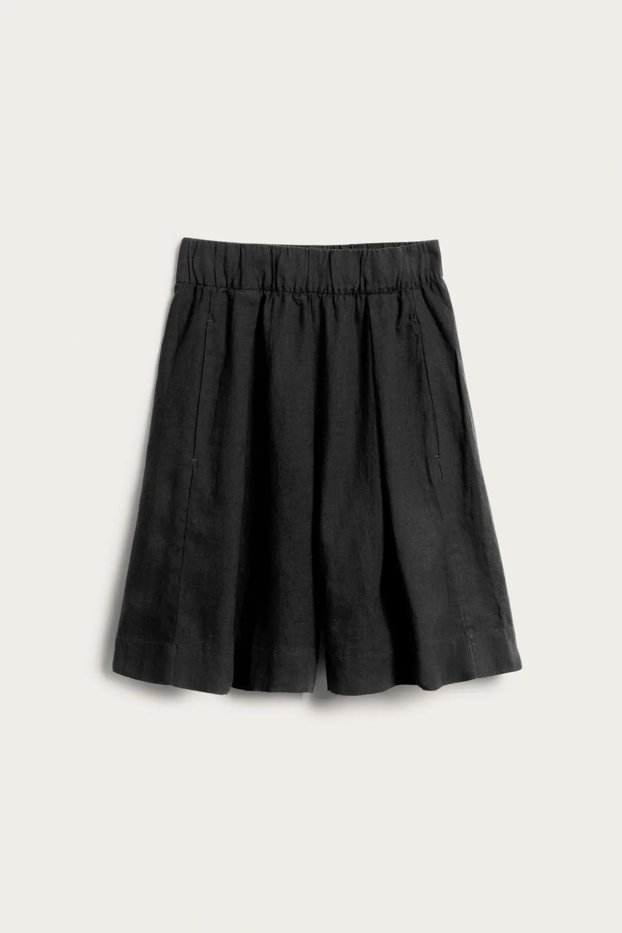 Knälånga linneshorts