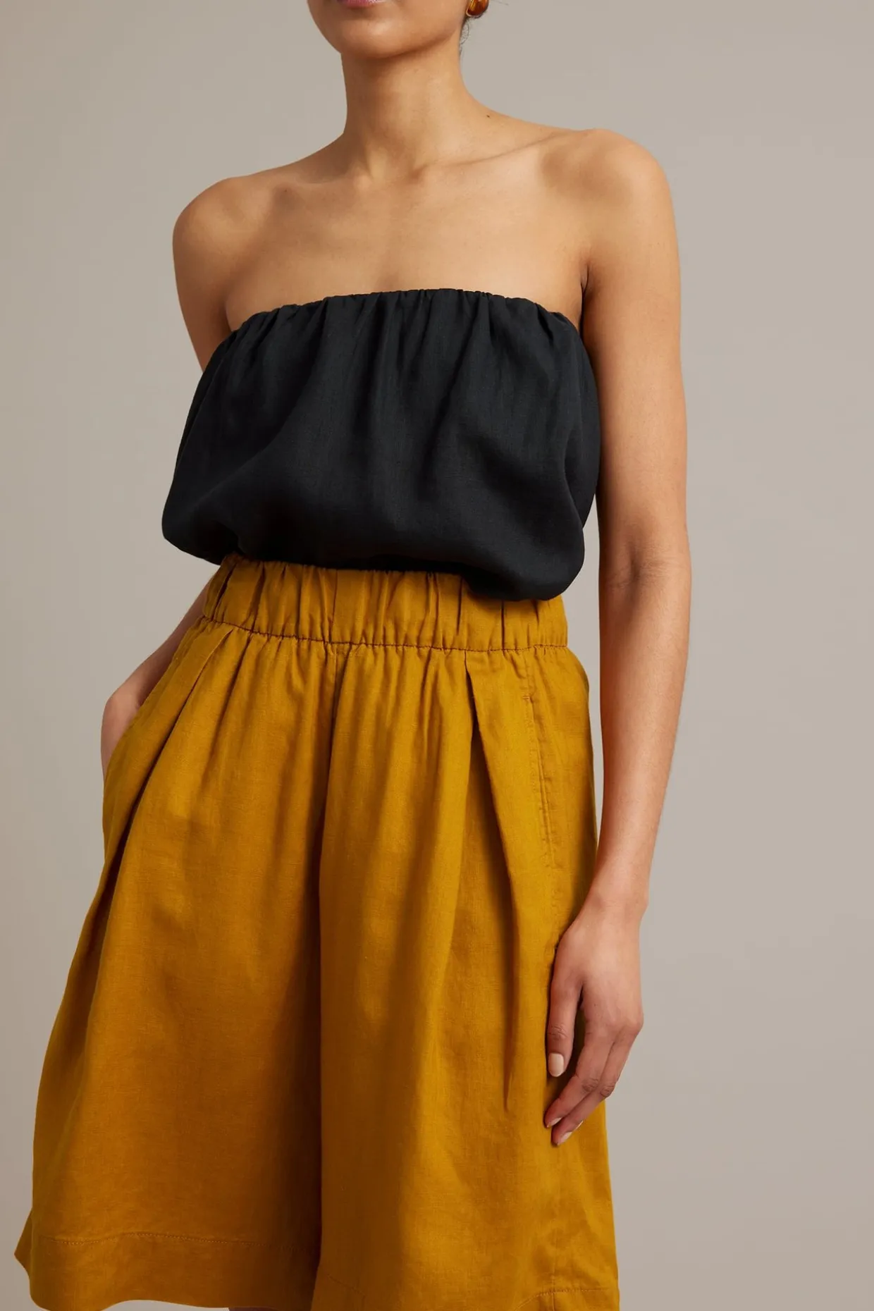 Knälånga linneshorts