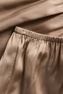 Korta shorts i satin