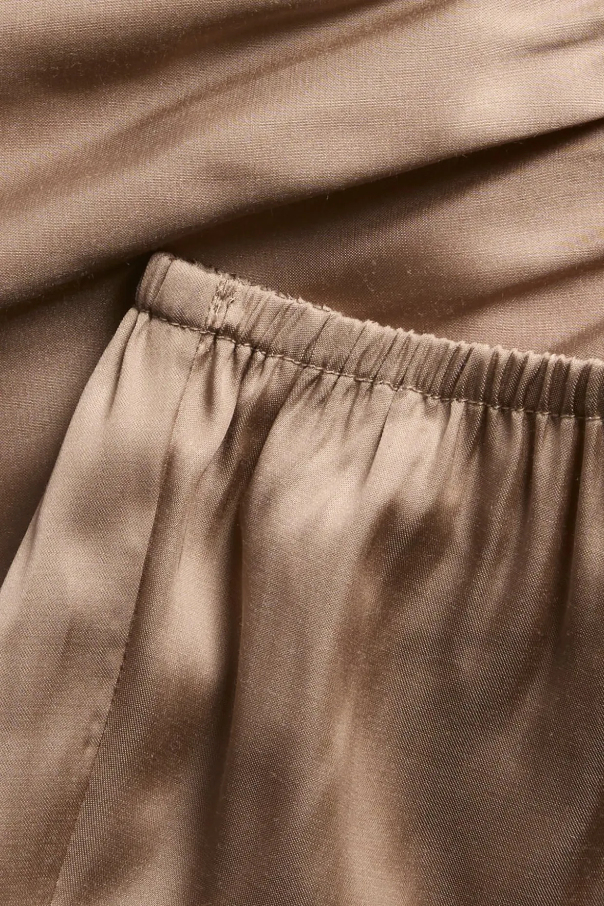 Korta shorts i satin