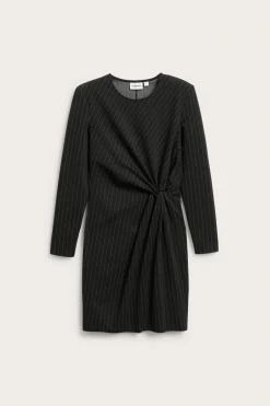 Kritstrecksrandig klänning med draperingj