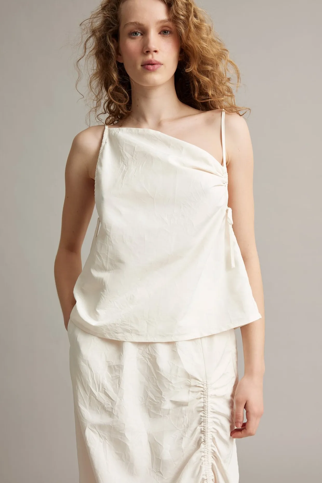 Linne med draperingsdetaljer