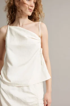 Linne med draperingsdetaljer